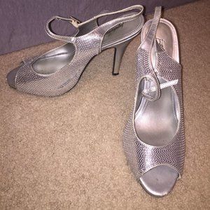 Gorgeous Jacqueline Ferrar Silver sequin heels